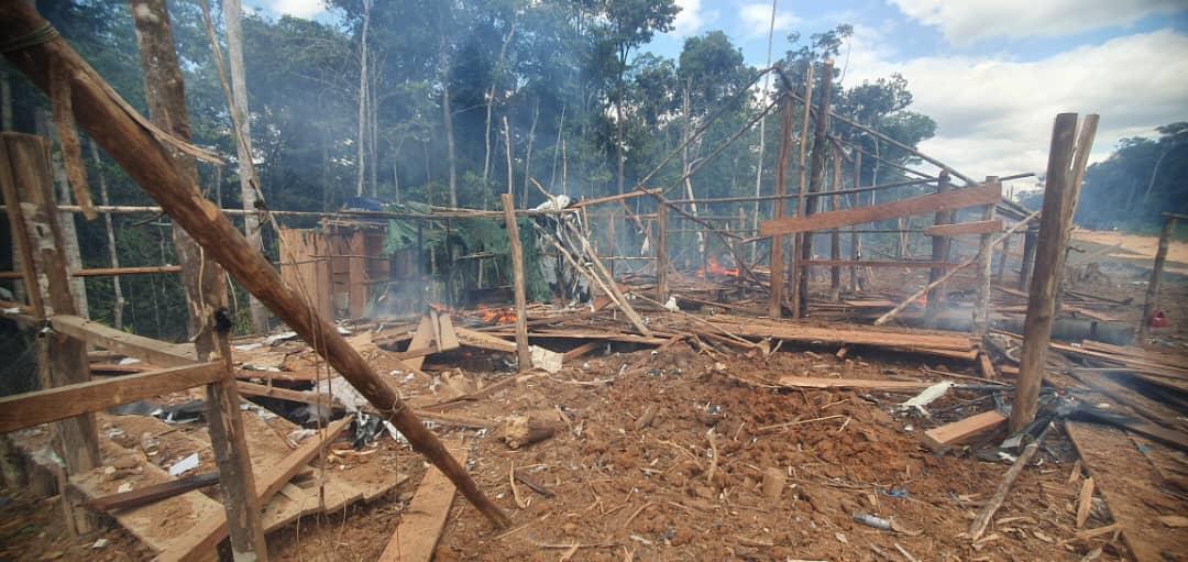 hljohan's tweet photo. Escudo BOLIVARIANO activado en la Operación Autana;  en misiones soberanas de patrullaje y escudriñamiento del Municipio Alto Orinoco, Nuestra URRA FANB detecta y destruye área usada para por garimpeiros en minería ilegal teniendo como resultado:

*1.* Inhabilitación de pista de aterrizaje clandestina.
*2.* Destrucción de una (01) aeronave Cessna.
*3.* Destrucción de seis (06) estructuras clandestinas para la minería ilegal en estado de abandono. 
*4.* Destrucción de (23) bidones contentivos de 70 lts. de combustible AVGAS para un total de 1610 lts.
*5.* Destrucción de cien (100) mts. de manguera.
*6.* Destrucción de lubricantes y repuestos para aeronaves. 
7 destrucción de planta eléctrica  y otros materiales logísticos 
Venezuela es territorio de paz y no se permitirá el establecimiento de estructuras ilegales en nuestro territorio