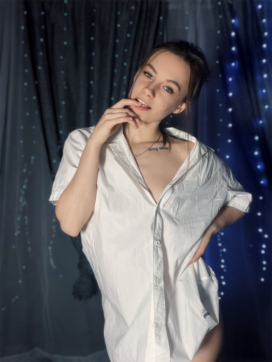 dollynextddoor_'s tweet photo. Say "hi" if you find me attractive 💙 https://t.co/PqdwFsUT6O