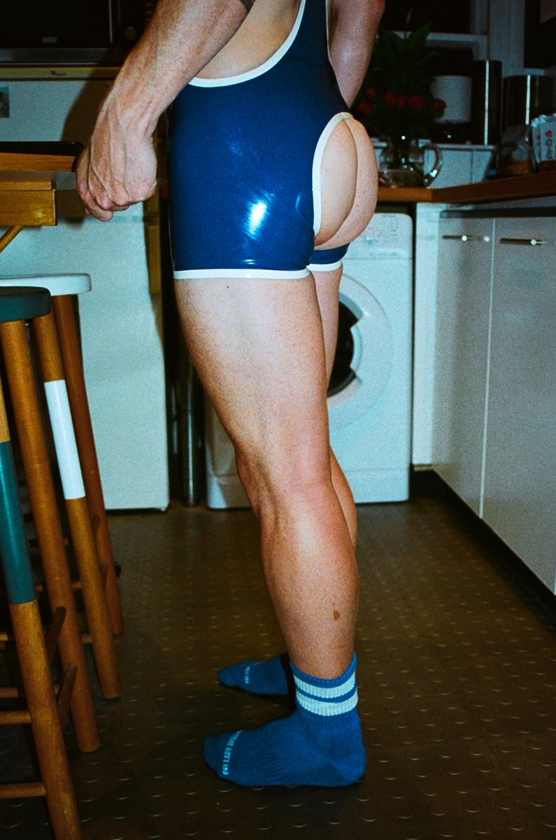 More of me in blue rubber - another frame from fabulous photographer <a href="/flan_nic/">Nicholas FFlanagan</a> 📸