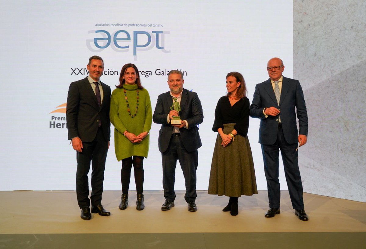 Turismoenred's tweet photo. https://t.co/ld9tlDPtm4 Fernando Valmaseda, recibe el premio Hermestur @FerValmaseda @RVEDIPRESS #turismoenlared #turismo #hermestur #premio #rvedipress https://t.co/6uRbI10xRK