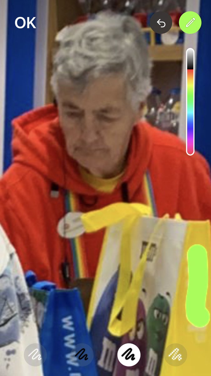 nurya52's tweet photo. @hombregrisxd @JMilei Estas 2 SEÑORAS con la edad que tienen en EEUU TRABAJAN . Todo el día de pie . En mi País , Argentina los vagos en edad de trabajar viven de planes . https://t.co/Cp8QvOuz7I