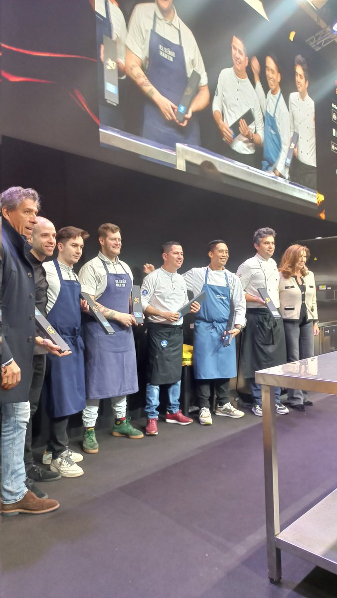 Julia Gonzalo, Presidenta de <a href="/AEMPM_/">AEMPM</a> hace entrega del regalo de unos Cuchillos Kai a todos los participantes del III Concurso Cocinando el mar en <a href="/madridfusion/">madrid fusion</a> #madridfusion2024 
Un cuchilo, forjado con las tecnicas artesanales y la tegnologia japonesa. Todo un regalazo!!