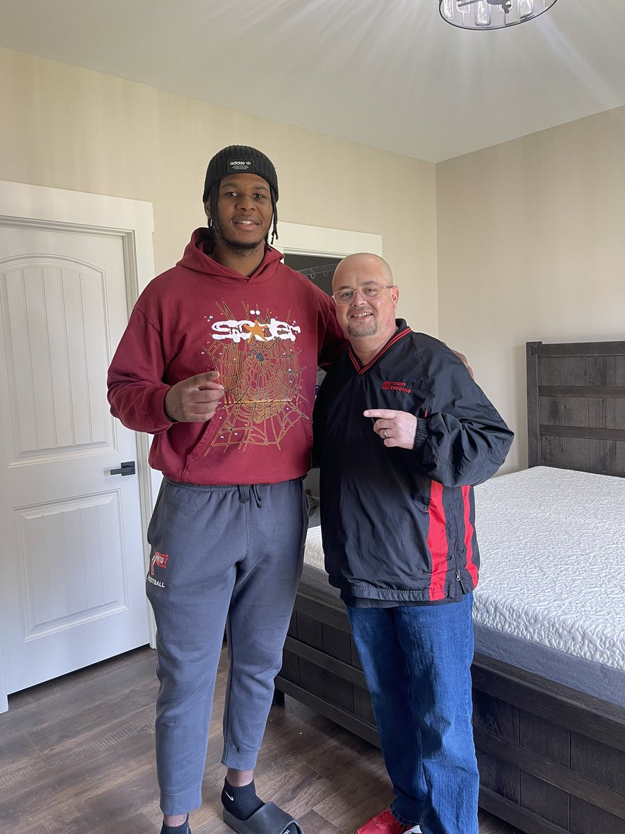 btalley74's tweet photo. We got @tj_finley1 hooked up with his mattress delivery today. Even got him some great pillows. He is gonna be sleeping like a KING tonight. Stop by @TrentBedding and let us help you sleep great! https://t.co/i17RKGDvs6