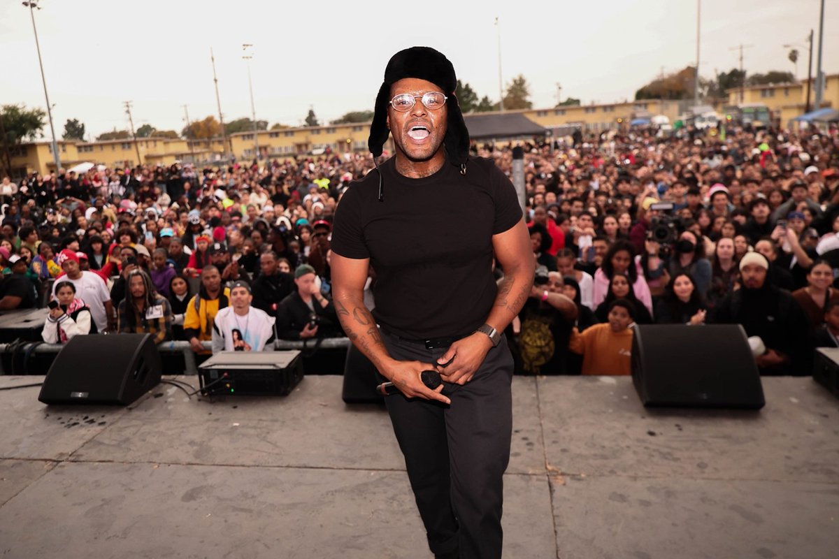 RollingStone's tweet photo. “Cooties,” “Love Birds,” and “Pigs Feet" are just 3 of the 17 songs set for ScHoolboy Q's next album, 'Blue Lips.' 

More: https://t.co/KHSlIBssrp https://t.co/QkIuEIchvX