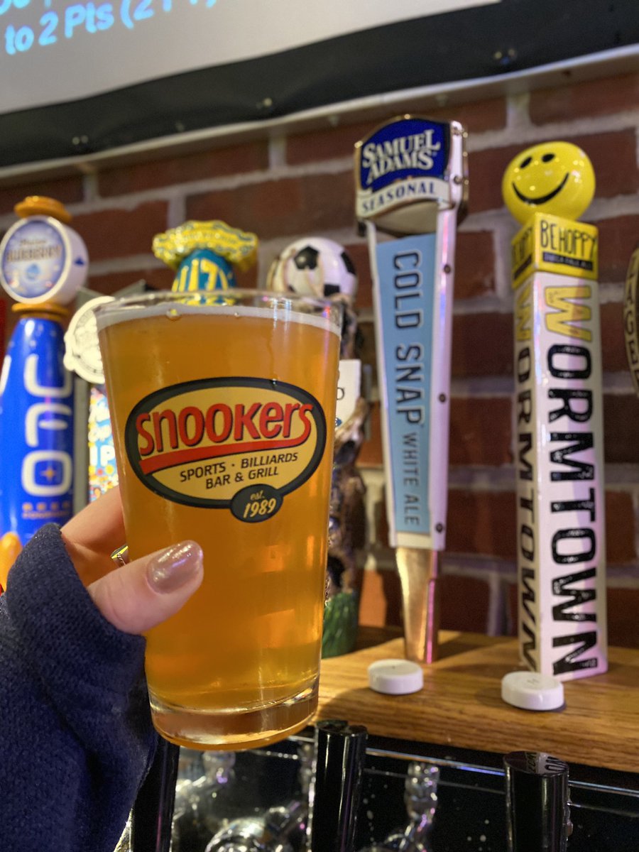 SnookersRI's tweet photo. 𝐇𝐚𝐩𝐩𝐲 𝐓𝐡𝐮𝐫𝐬𝐝𝐚𝐲!

𝐁𝐮𝐫𝐠𝐞𝐫 &amp; 𝐚 𝐁𝐞𝐞𝐫 𝐍𝐢𝐠𝐡𝐭 tonight! Join us for our Thursday special! Buy ANY burger and get a FREE pint of beer! Enjoy an ice cold Sam Adams Cold Snap.🍺🍔

Boston Celtics vs. LA Lakers at 7:30pm!🏀 https://t.co/eXtny3mZwB