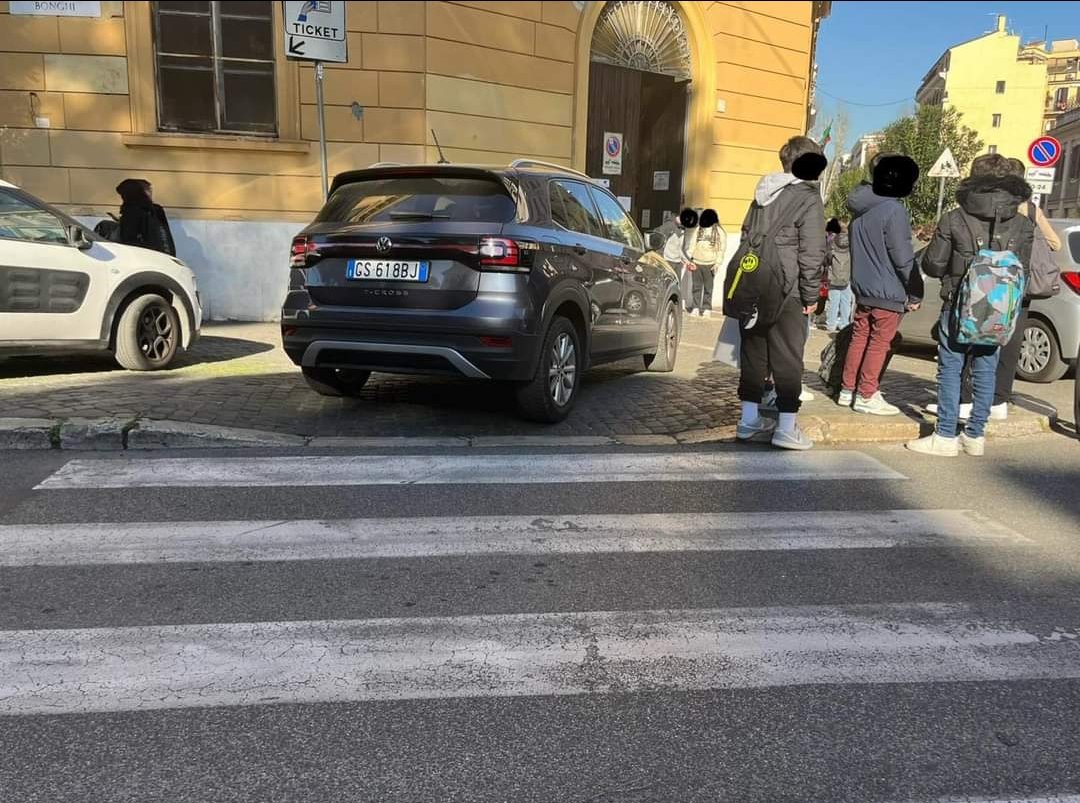 Anche nei pressi delle uscite di scuola si comincia a vedere la mano del nuovo comandante della PLRC nominato da @gualtierieurope ah no... @Antincivili @PLRCparodyTM
#MilleSagheAppassionanti
#SonoPigri
#SonoPochi
#AvanzaTroppaRoma