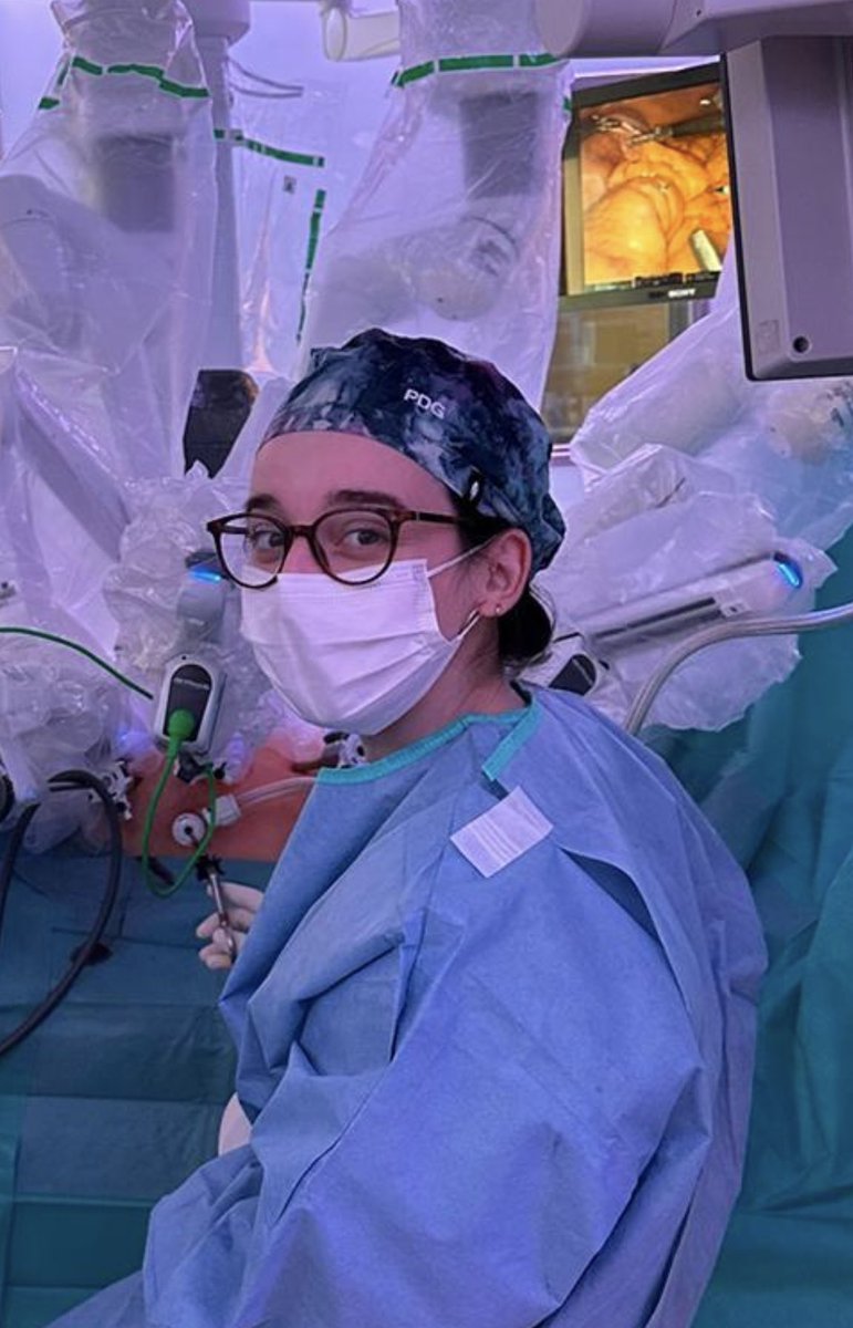 Congratulations to Paula Dominguez, PGY-5 Surgery resident, on receiving the Emili Letang Research Grant to validate the OSNA molecular technique in the evaluation of the sentinel lymph node in papillary thyroid carcinoma. A great achievement! @hospitalclinic @aec @SCatCir