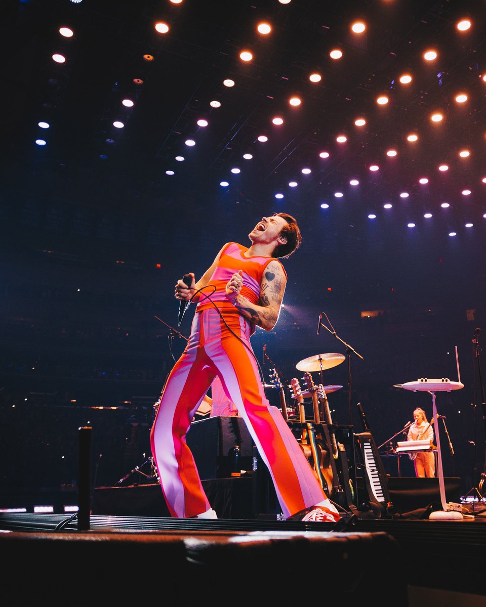 TheGarden's tweet photo. we still adore you. hbd harry ❤️

📷: @RichFury / MSGE https://t.co/M4UzII9N2F