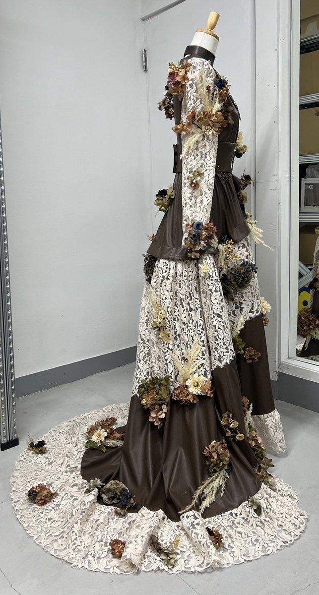 remitakenouchi's tweet photo. 小林由依さんの卒コンのドレスをデザイン製作させて頂きました。メインのお花などの装飾、アクセサリーは @tanakadaisuke18 素晴らしすぎてハグしたかった。小林さんからお話を頂いた時、どんな気持ちよりも先にとにかく全力で最高のドレスを作ろうと思いました。 https://t.co/d2McqBY8Sh