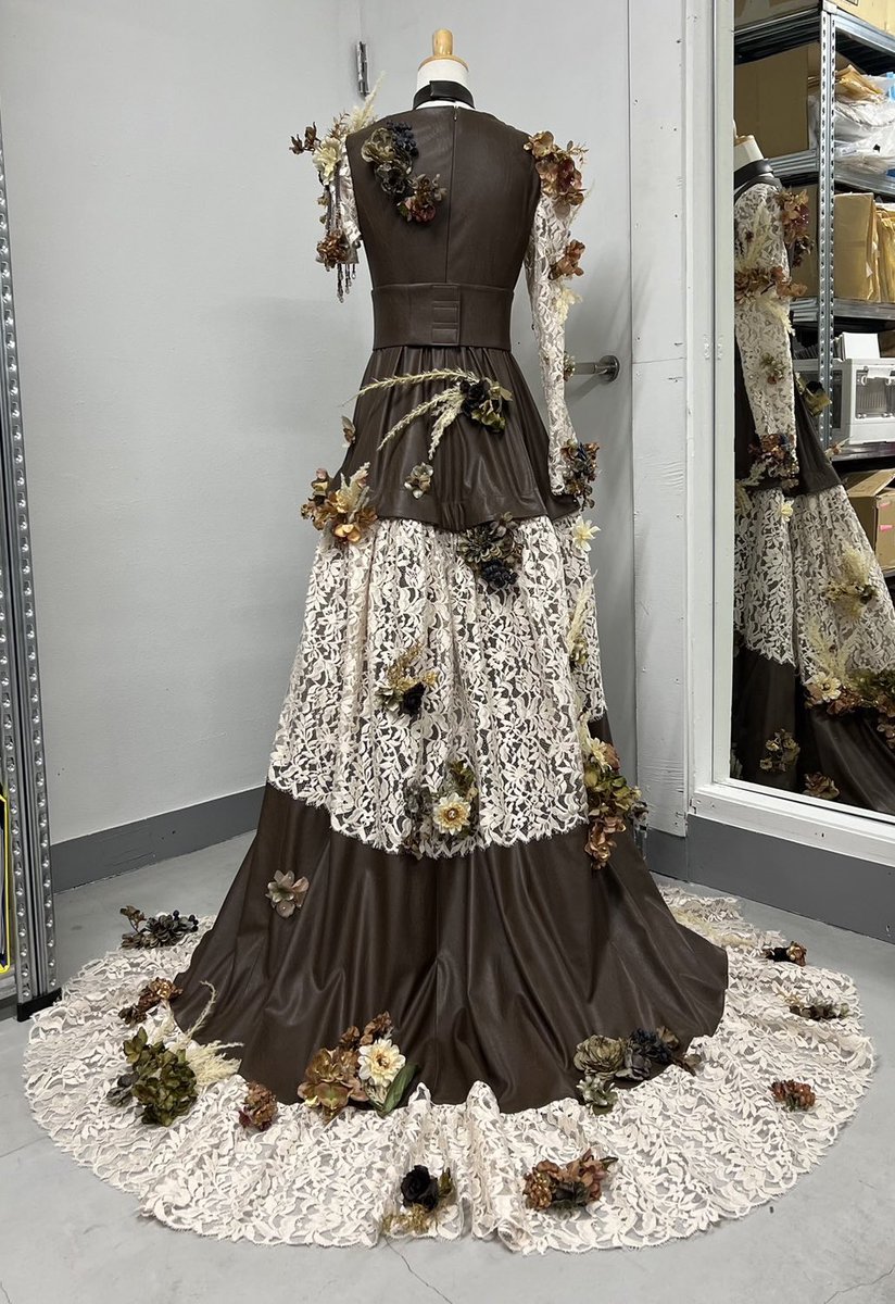 remitakenouchi's tweet photo. 小林由依さんの卒コンのドレスをデザイン製作させて頂きました。メインのお花などの装飾、アクセサリーは @tanakadaisuke18 素晴らしすぎてハグしたかった。小林さんからお話を頂いた時、どんな気持ちよりも先にとにかく全力で最高のドレスを作ろうと思いました。 https://t.co/d2McqBY8Sh