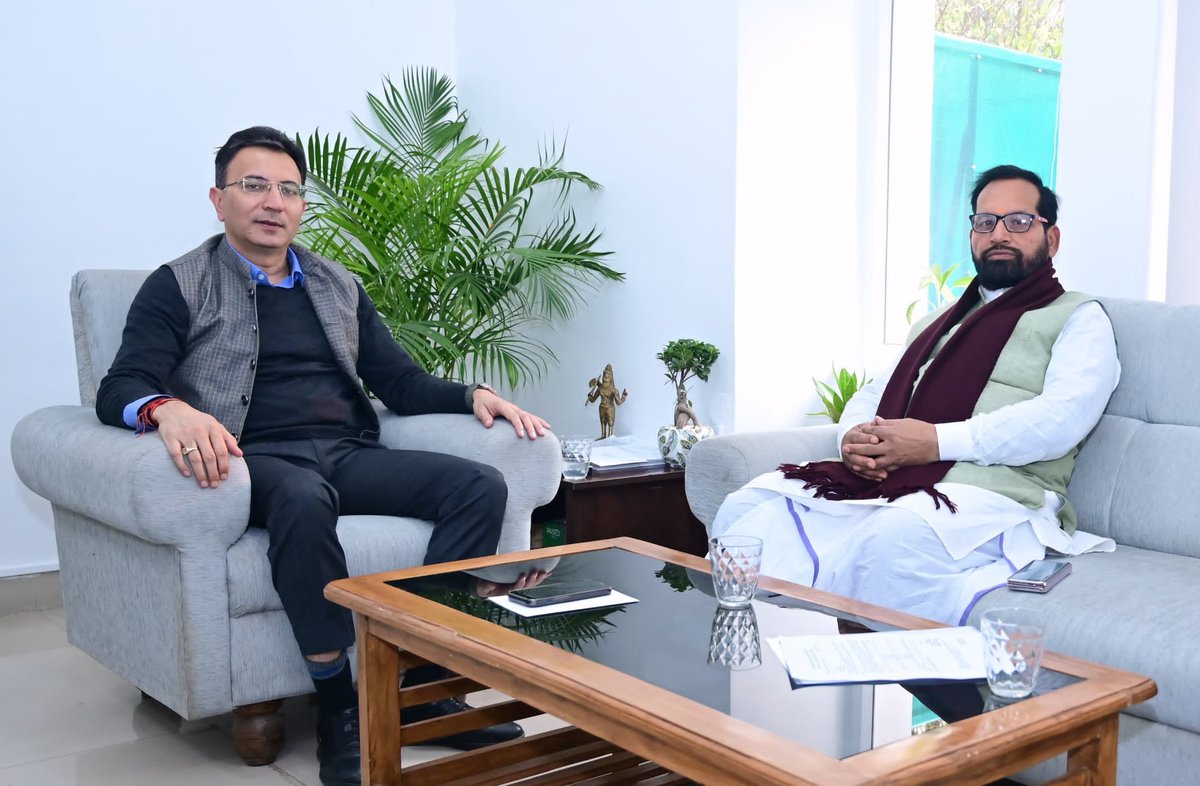 आज उत्तर प्रदेश सरकार में लोक निर्माण विभाग के मंत्री मा०  <a href="/JitinPrasada/">Jitin Prasada जितिन प्रसाद</a>   जी से मिलकर क्षेत्र में हो रहे विकास कार्यों की चर्चा की.