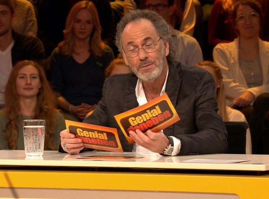 Tim B. aus Herne möchte wissen "Wieso sollte man in einem Land, in dem der oberste Verfassungsschützer jahrelang ein rechtsextremer Verschwörungsideologe war, den Sicherheitsbehörden in irgendeiner Weise vertrauen?"