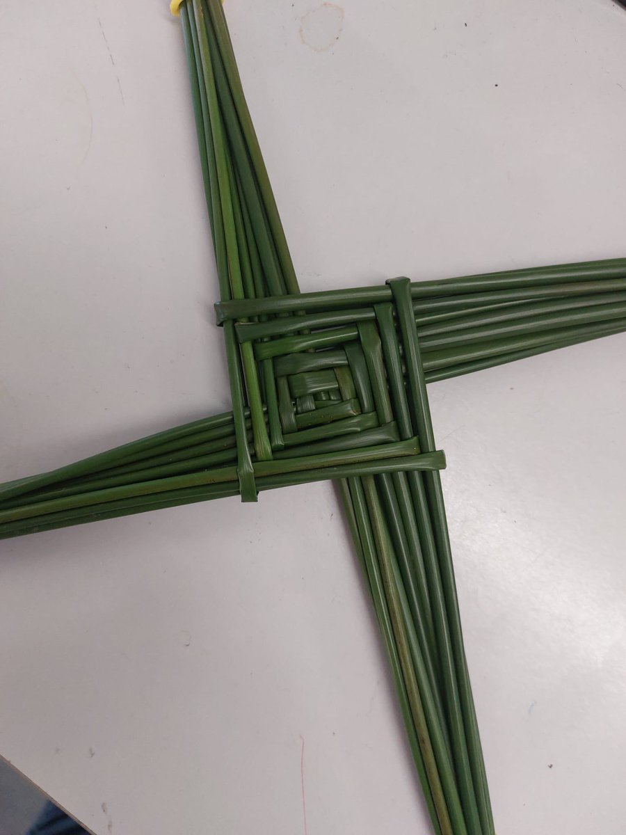 KilcoolePS's tweet photo. Kicking off Spring with Rang a 5’s St. Brigid’s cross workshop. Beannachtaí na Féile Bríde #LaFheileBride #StBrigidsDay 🌷 https://t.co/pq4c6068wl