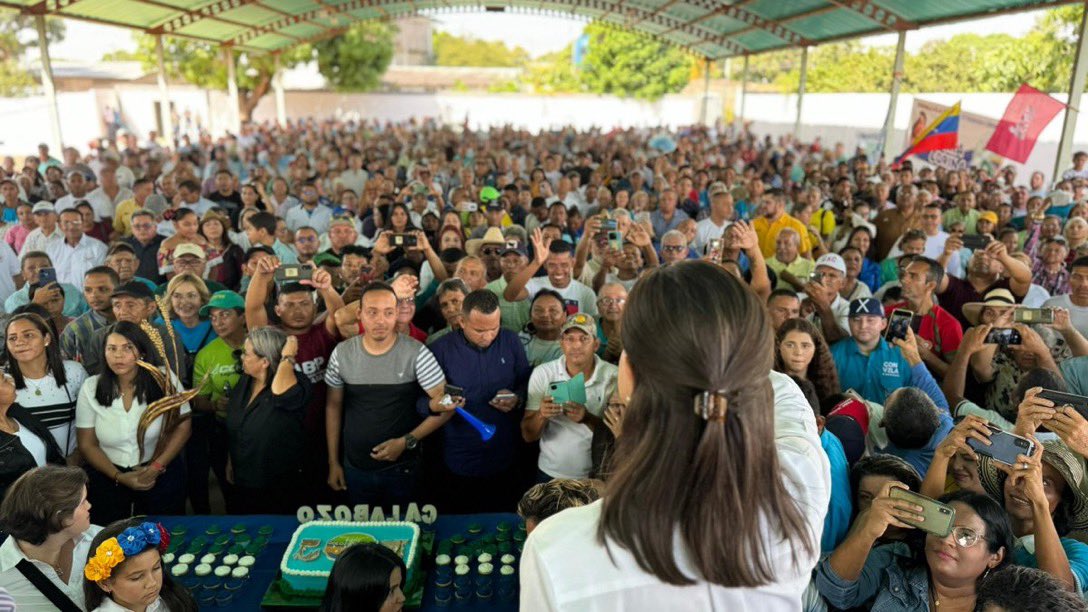 RCR750's tweet photo. “El pueblo de Venezuela me eligió a mí para enfrentar y derrotar a Maduro en las presidenciales, y eso es lo que vamos a hacer" 
🗣️ María Corina Machado (@MariaCorinaYA) en Guárico https://t.co/vlXafZzUzG