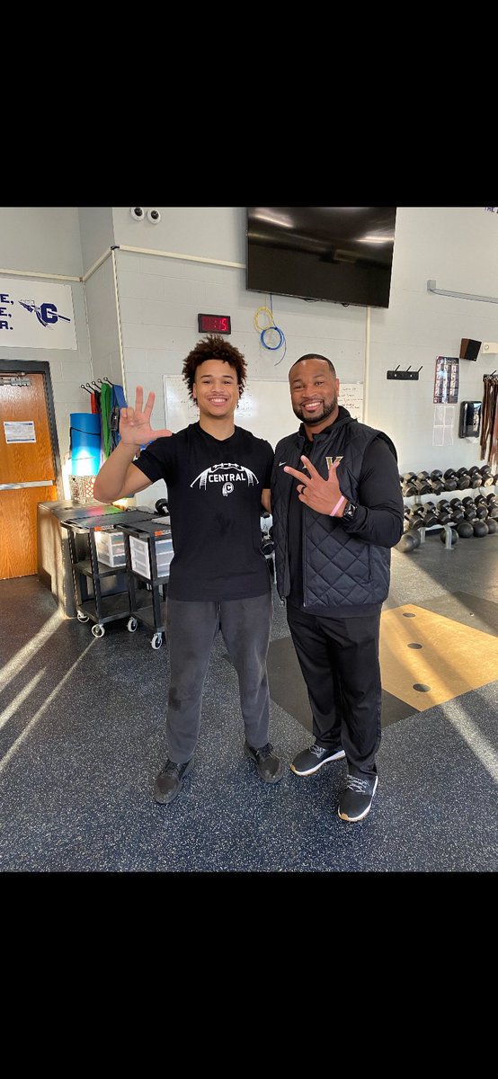 Gabefields31's tweet photo. After a amazing  conversation with @CoachMuh_Lank I’m blessed to receive an offer from Vanderbilt university⚓️ #AGTG @CoachSFarrell @CoachOliverPate https://t.co/0zIqarVTLd