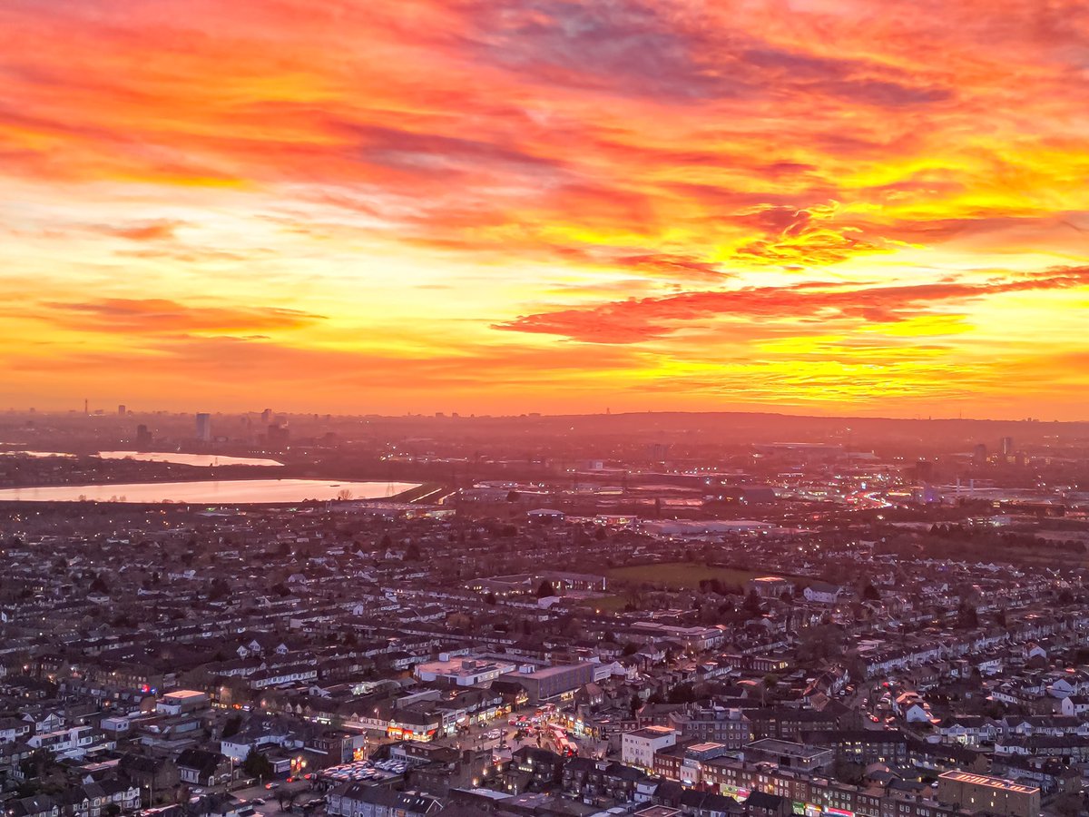 Not often you see a fire sky like this amazing 😍🔥 @bbcweather @SallyWeather @ChrisPage90 @metoffice #LoveUkWeather #firesky #DJIMini3Pro #Chingford @WeatherAisling @HollyJGreen @Kate_Kinsella #StormHour