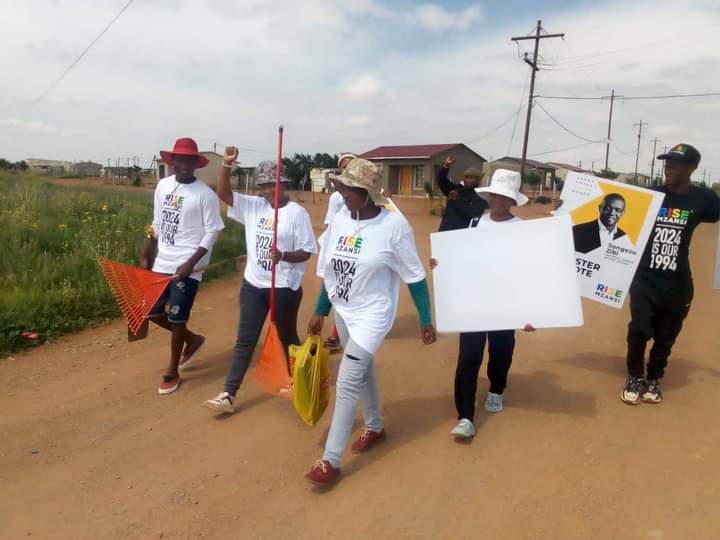 KagisoMonyadiwa's tweet photo. RISE Mzansi in Leeuwdoringstad, Maquassie Hills Subregion of Dr. Kenneth Kaunda in the North West, Rising for a clean and safe environment.
#RISEPeoplesManifesto #2024isour1994 #ForThePeopleByThePeople #RiseMzansi #The3rdWay πΏπ¦ https://t.co/0mZj3Fu374