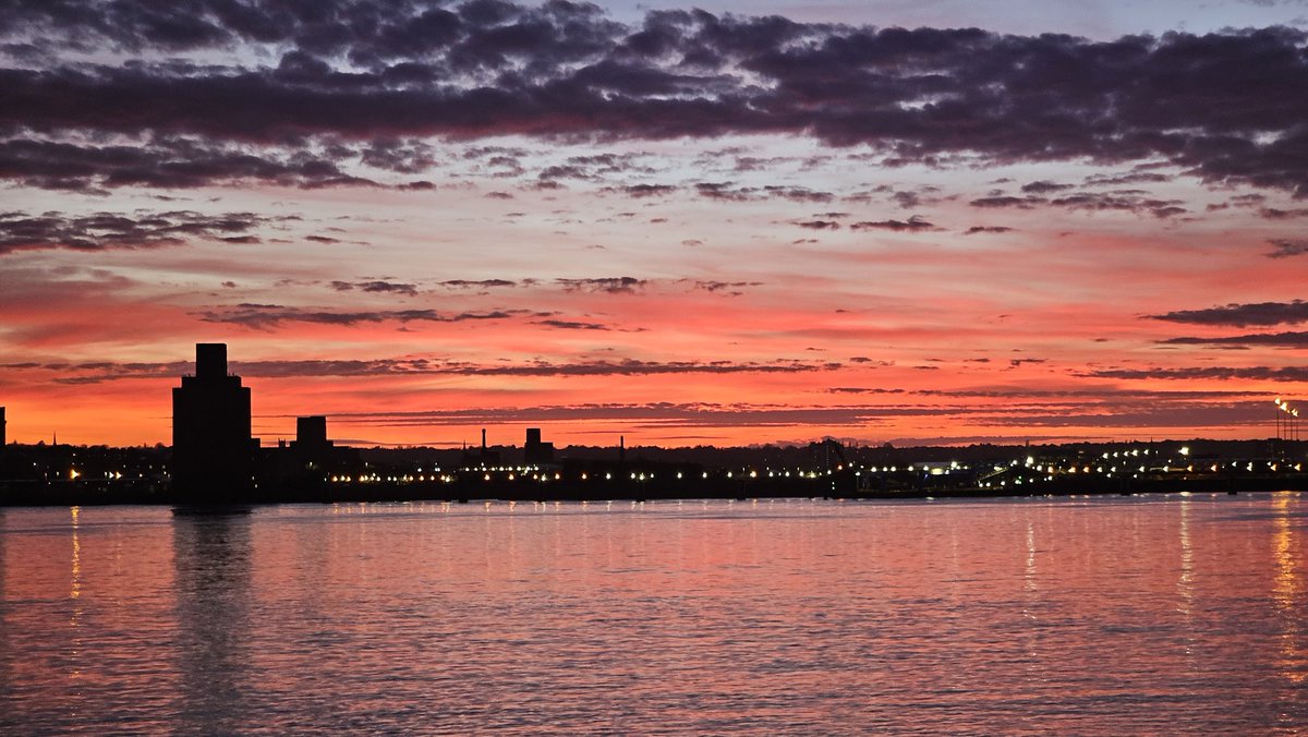 bingus2013's tweet photo. #sunset on the #merseyriver https://t.co/UppWbcwYFM