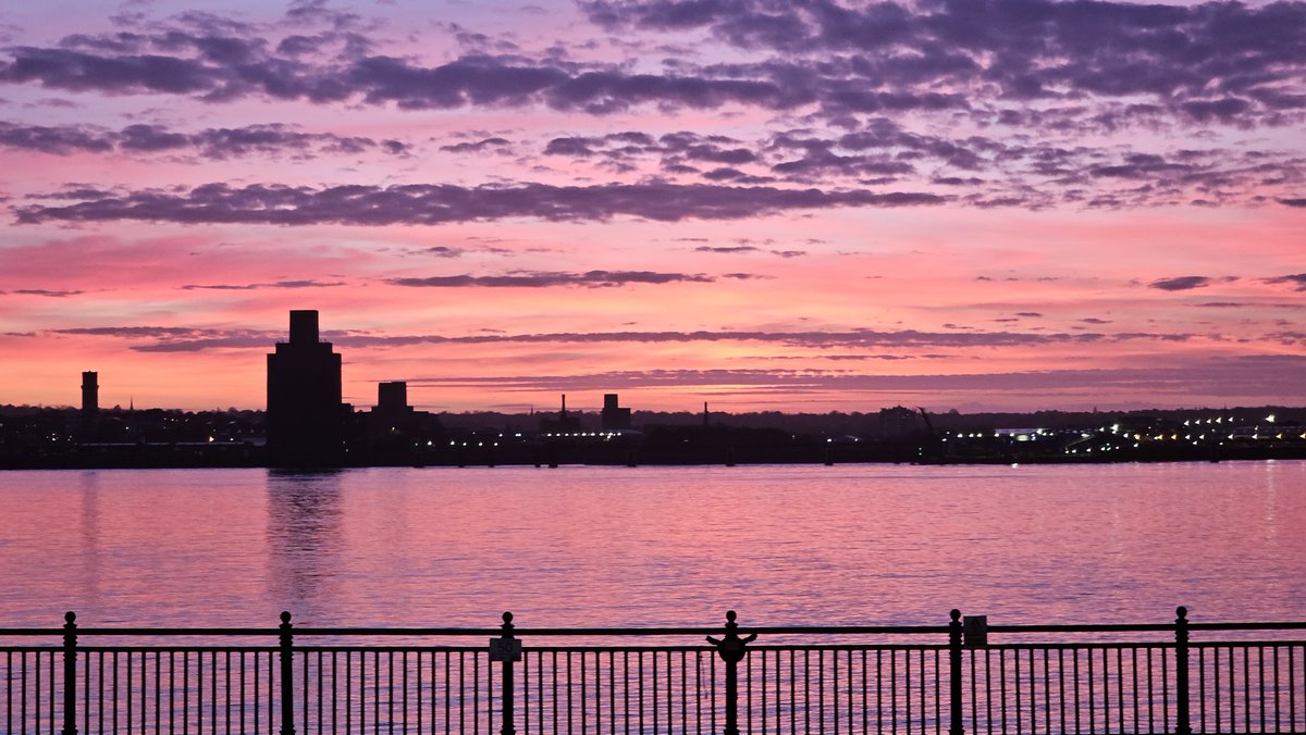 bingus2013's tweet photo. #sunset on the #merseyriver https://t.co/UppWbcwYFM
