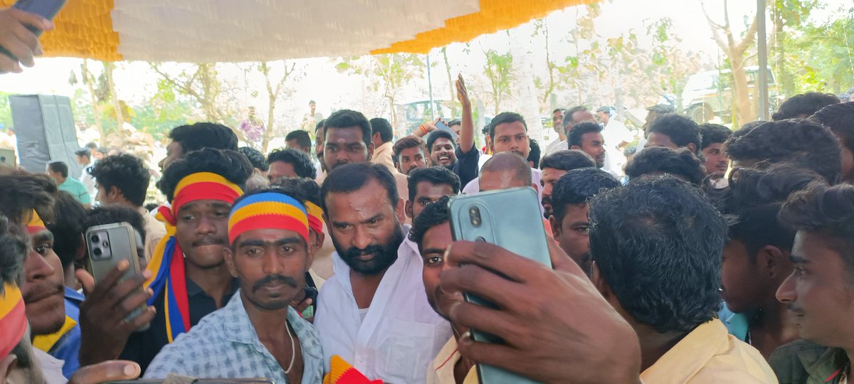 srmskd's tweet photo. இன்று காடுவெட்டியில் வன்னியர் ஜெயந்தி விழாவில் மாவீரன் வன்னியர் சங்க தலைவர் விஜிகே.மணி அவர்களை இளைஞர் கடல் மத்தியில் 
#VanniyarSangam #vanniyar 
#HBDGURU @vgkmani https://t.co/pHIALH3AVh