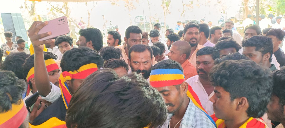 srmskd's tweet photo. இன்று காடுவெட்டியில் வன்னியர் ஜெயந்தி விழாவில் மாவீரன் வன்னியர் சங்க தலைவர் விஜிகே.மணி அவர்களை இளைஞர் கடல் மத்தியில் 
#VanniyarSangam #vanniyar 
#HBDGURU @vgkmani https://t.co/pHIALH3AVh