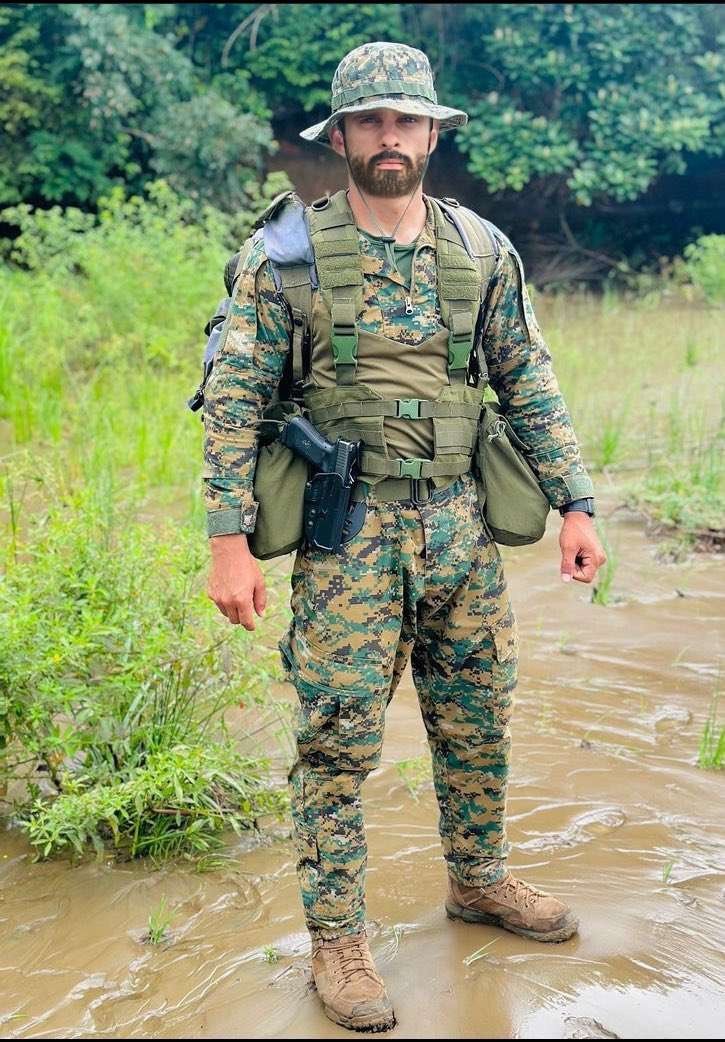 SementalesXX's tweet photo. Pollito universitario🐣🐥me llamó en la madrugada para que le desgarrë uniformado el culo 😈🍑 mientras sus padres duermen,le gusta ser sumîsa y meter machøs militares como yo  a su casa para que le quien las ganas de vergã 🍆🔥 https://t.co/bzCmFH0mkf