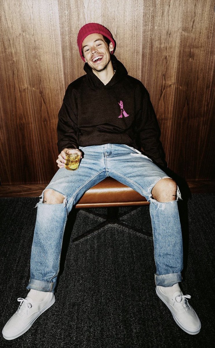 harryscowgirI's tweet photo. save me lanky white man.. lanky white man save me https://t.co/sb4L8CMxZa