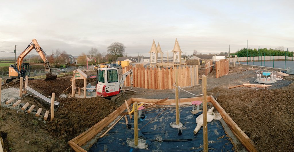 kennymick74's tweet photo. What a difference a few days make. The fortress around the castle is looking fantastic &amp; will be great fun for all. I loved the tunnels running under the battlements. Our outdoor hub will be one of the best in Ireland. Please keep supporting the hub. 
https://t.co/q2ttwLpQUA https://t.co/dLMg3u2tJc