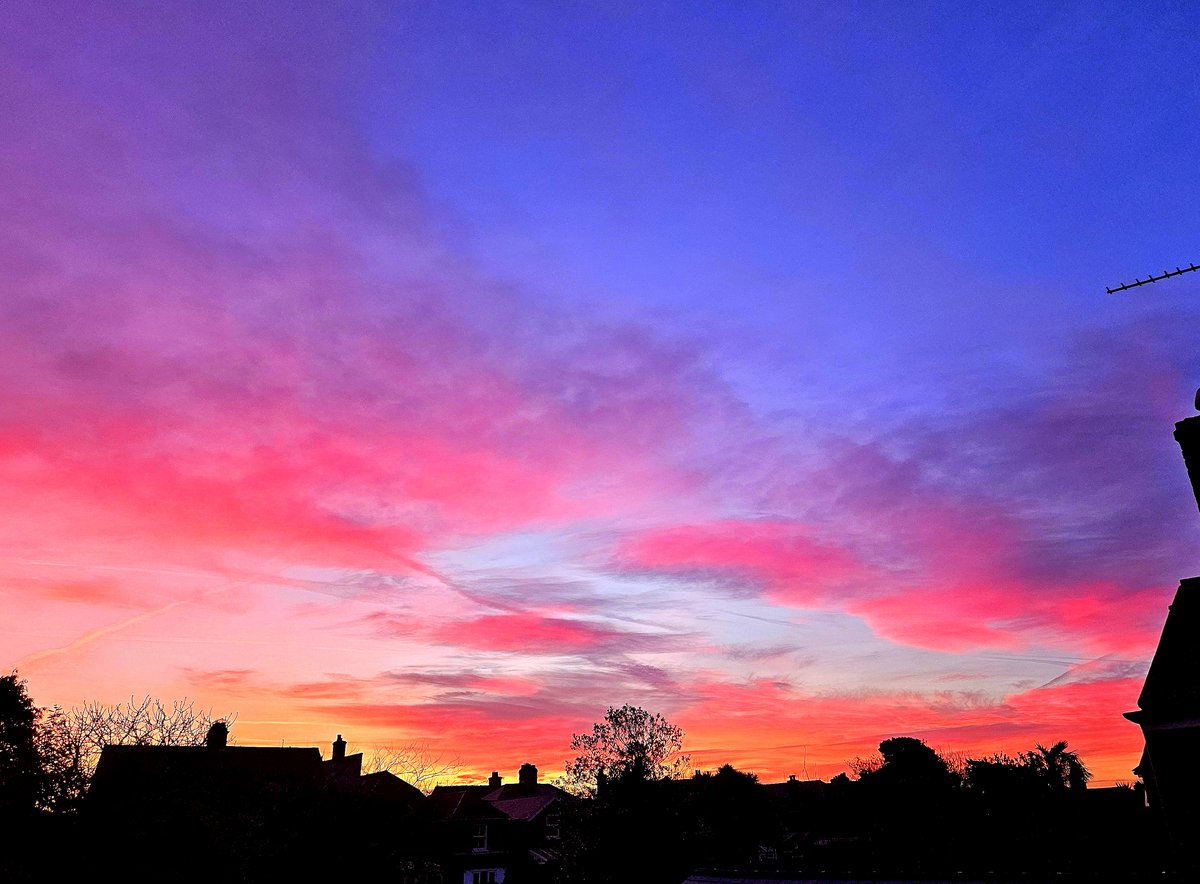 Sunset looking west from Middle Deal today. Pressure still rising according to the barometer. @Deal_Town @DealWeather #sunsetphotography #sunset