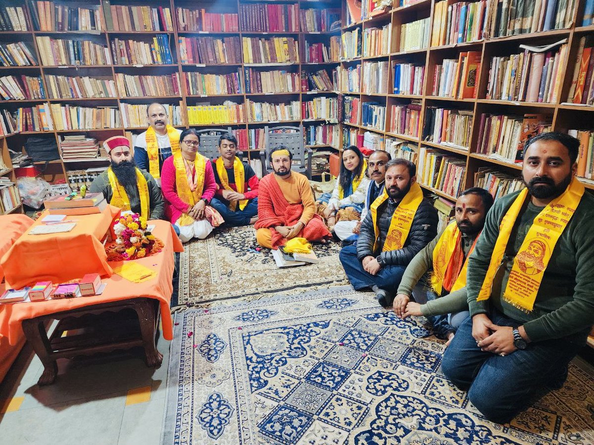 DakhseeshSharma's tweet photo. काशी वाराणसी में ज्योतिष पीठ के शंकराचार्य परम् पूजनीय श्री अविमुक्तेश्वरानंद सरस्वती जी से आशीर्वाद प्राप्त हुआ !! उनके दर्शन करना मानो एक अद्भूत अनुभव था, उसके उपरांत गंगा आरती में भी भाग लिया !! 

शंकराचार्य भगवान की जय 🚩
सत्य सनातन धर्म की जय 🚩 https://t.co/Ft8SjlEobP
