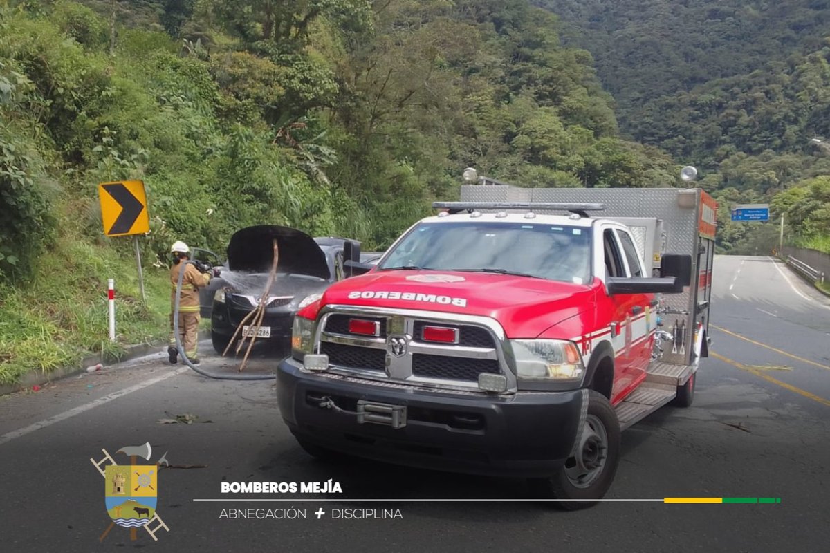 BomberosMejia1's tweet image. 🧑🚒🔰En la via Alóag - Santo Domingo 🛣en el Km. 46 se registró un incendio vehicular. Nuestro personal realizó labores de extinción y enfriamiento 🚒 de un vehículo liviano tipo SUV 🚗.
✅️ Por fortuna los ocupantes se encuentran sin ninguna lesión y fuera de peligro.