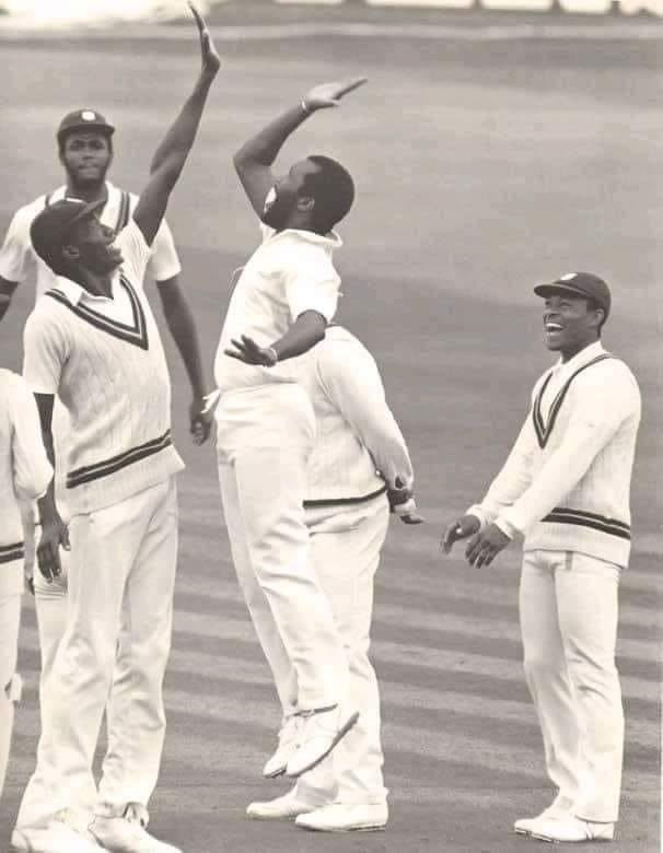 Throwback. Just love this one! Late great Malcolm Marshall high fiving (at least trying to 😁) a young Curtly. 🌴🏏 Carribean Cricket 🏏 @avinasharyan09 @DrNaumanNiaz #cricket @ArfaSays_ @AhmadNawaz93