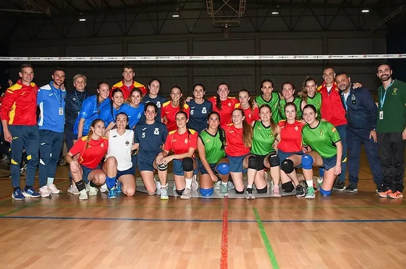 DonDerrouse's tweet photo. ABRO HILO #VoleyFama #Datosintrascendentes   

La Princesa 👸#Leonor de Borbón juega vóley. 

1° en línea sucesoria, primogénita del rey Felipe VI y de la reina Letizia. 

#ojodaldato Sería la 1° reina que juegue vóley. 

🎞️ XXIV Camp. Dep. de Academias Militares para Oficiales https://t.co/4iFfPDeyg1