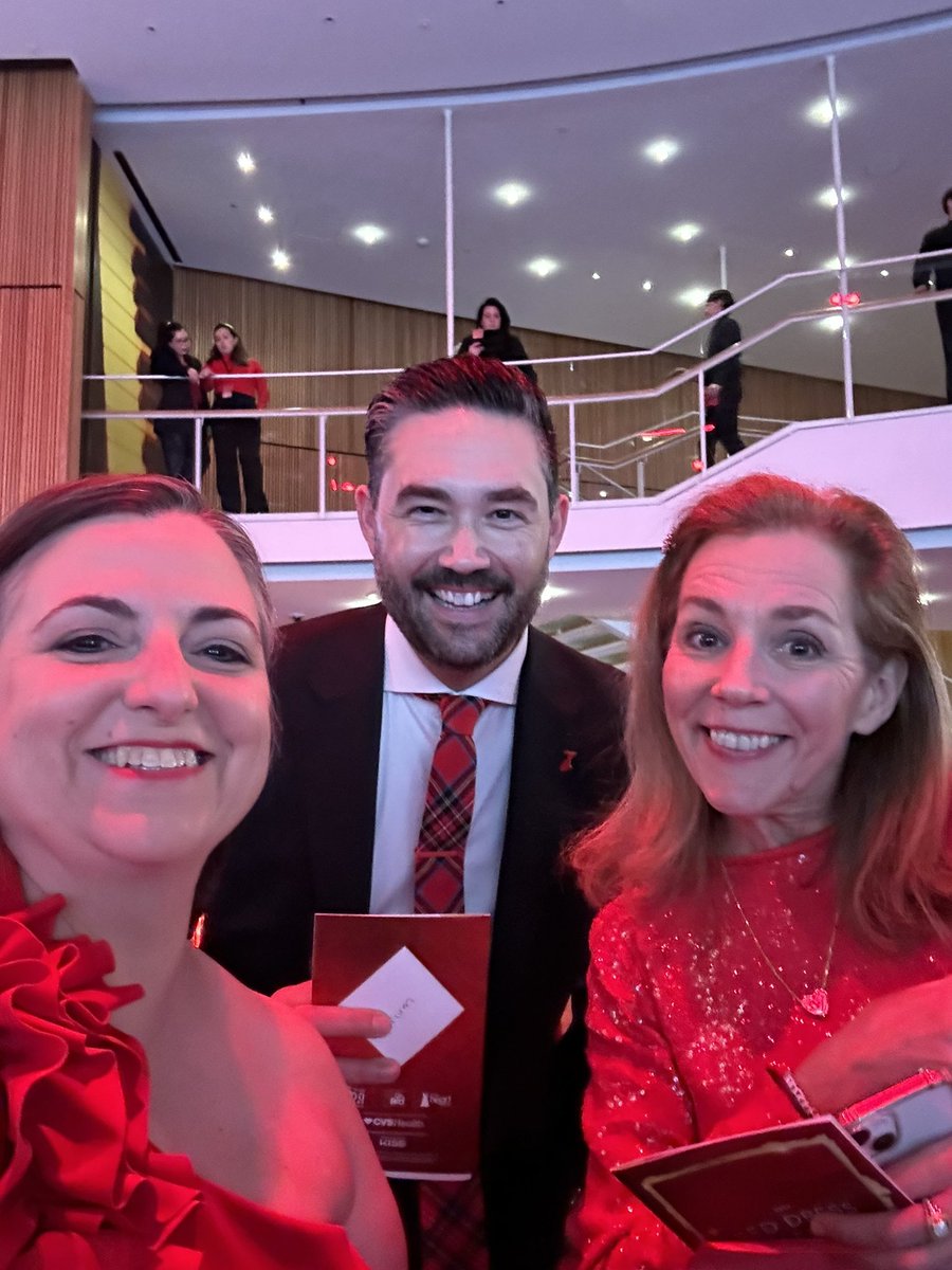 AnnCaprioDNP's tweet photo. Amazing night with phenomenal advocacy for @GoRedForWomen at the #RedDressCollection. Heart disease and stroke can be prevented. Know your risks and the signs and symptoms!! @AHANewYork https://t.co/levHzKWEjB
