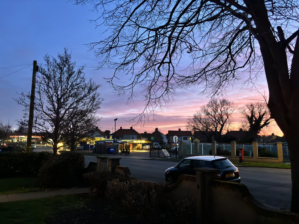 S0UNDK1LLAH66's tweet photo. Tonight's #AfterSunset #shotoniphone using #Adobe #PSCamera app. With various filters. Just to be a little different.
#photography 
#GorlestonOnSea
#Norfolk
#greatyarmouth
#WeatherUpdate 
#skyscapes 
 1/2 https://t.co/uijU8Tryyn