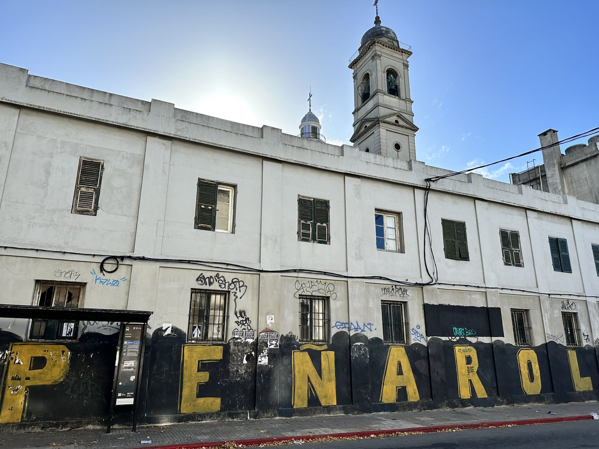 El taggeo es una plaga q destruye el espacio público desde un cierto anonimato. Pero hay mucho vandalismo institucionalizado en Medo: cuadros de fútbol, partidos políticos, se hacen responsables por el deterioro de nuestra ciudad? Alguien les cobra este daño?