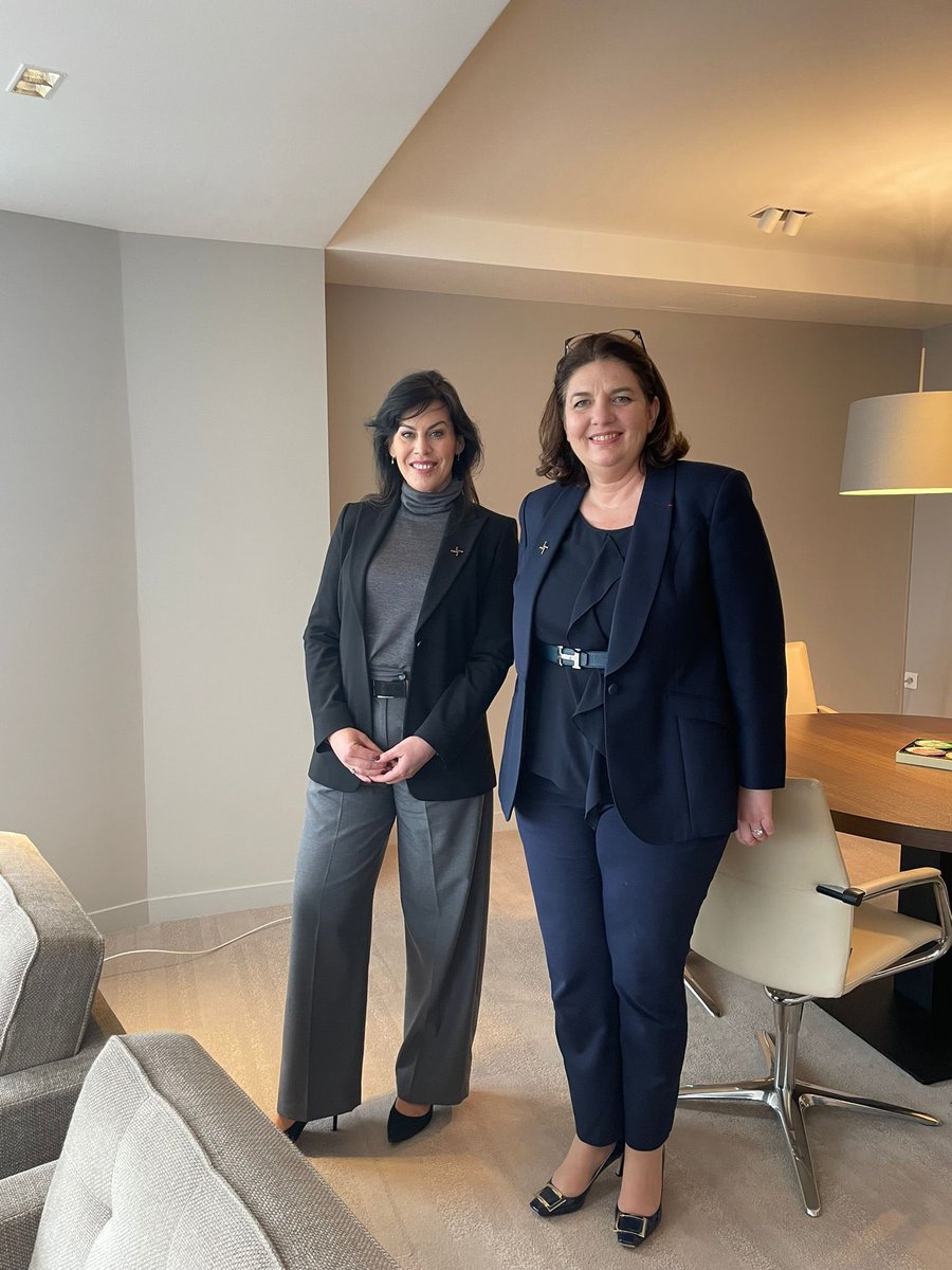 Rencontre fructueuse entre la ministre <a href="/CarrollJennifer/">Jennifer Carroll MacNeill TD</a> et la directrice générale de <a href="/Amundi_FR/">Amundi</a>, Valérie Baudson.

Amundi emploie près de 400 personnes dans son bureau à Dublin, sa troisième plus grande opération en termes d’effectifs au niveau mondial.