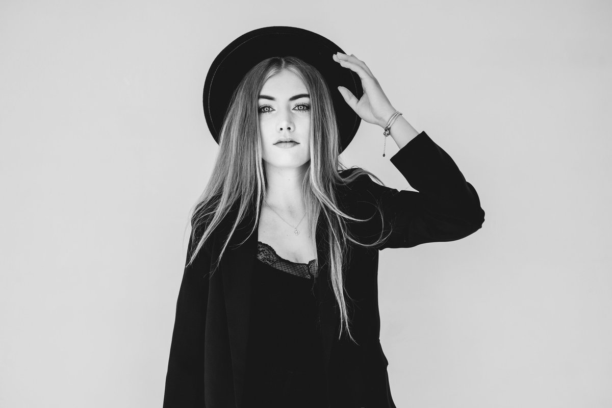 💥Een prachtige foto van dit model!📸 De foto is mooi belicht en de sterke contrasten zorgen voor een interessant beeld. ✨
Gefeliciteerd sannevanpinxterenfotografie met deze Foto van de Dag!🏆

Bekijk meer mooie foto's op: zoom.nl/profiel/sannev…