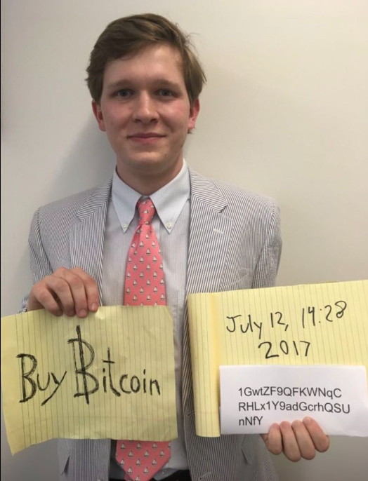 Criptoinforme's tweet photo. 🚨SABÍAS QUE: El tipo del cartel "Comprar #Bitcoin" recibió 7 #Bitcoin en donaciones durante 8 días después de su fotobomba de Janet Yellen 👀
Resulta que vale la pena convertirse en un meme #Bitcoin
#InfoCripto https://t.co/dxviElDb2l