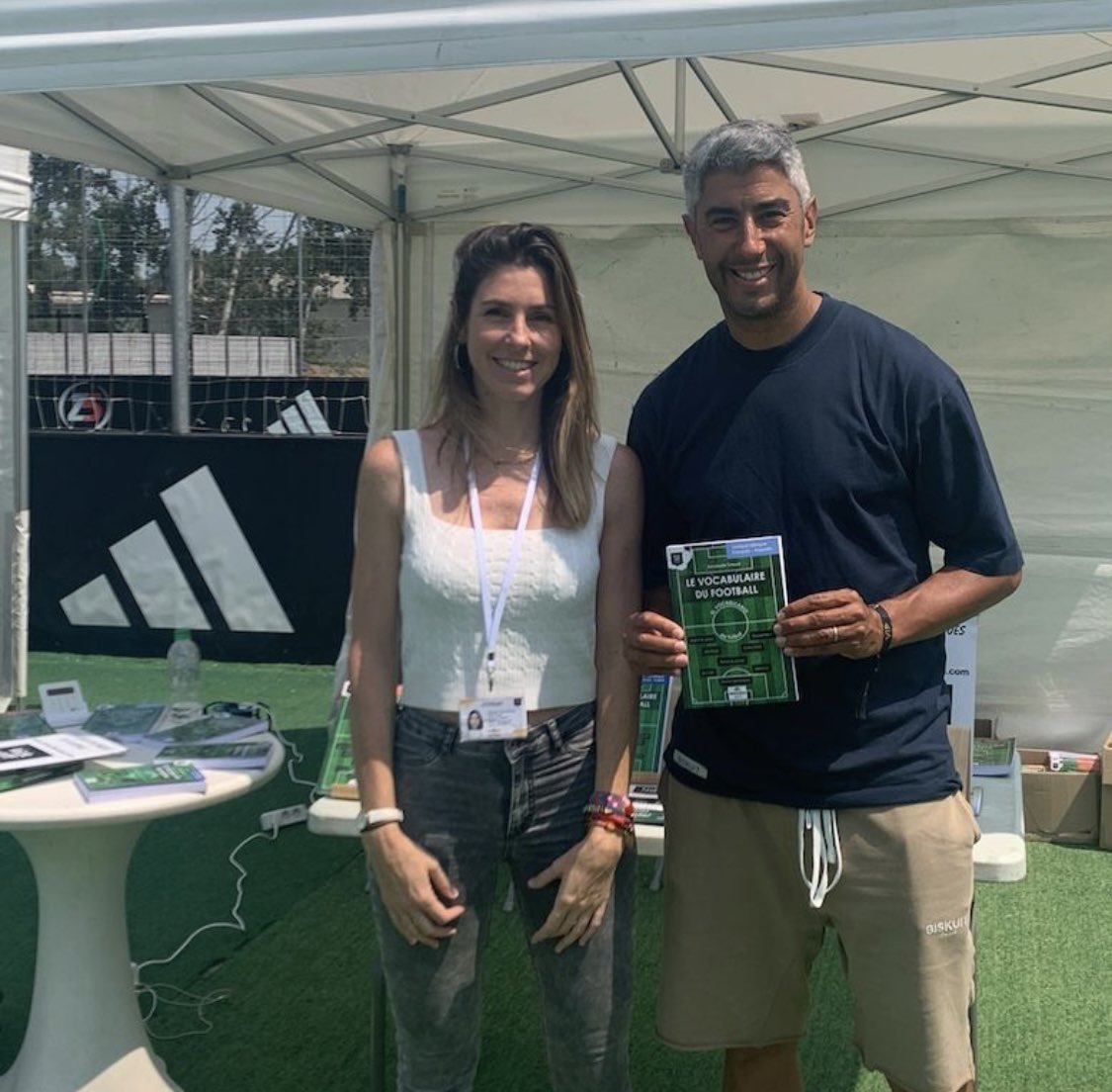 Joueurs, entraineurs, prépa physiques, médecins, directeurs sportifs, analystes, team managers, arbitres...ou journalistes sportifs, interprètes et profs de langues...ce sont 25 professions du football ou gravitant autour qui utilisent au quotidien nos lexiques dans déjà 17 pays!