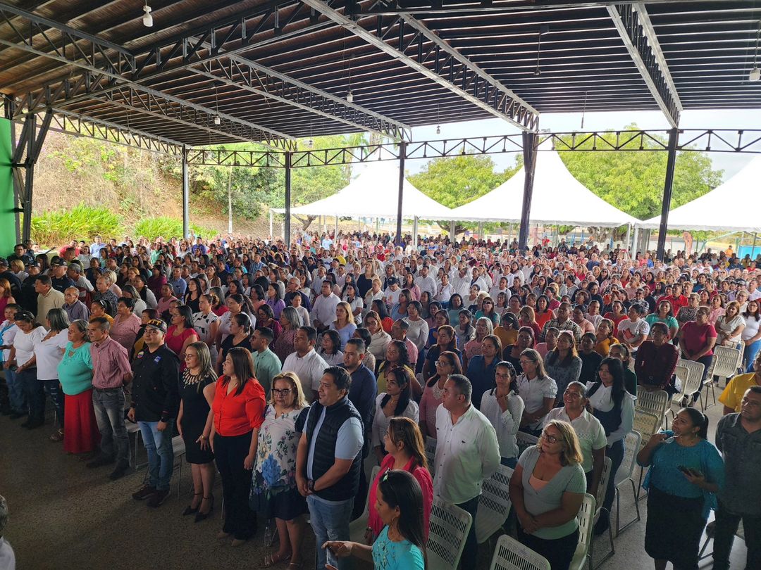 En nombre del presidente Nicolás Maduro y de nuestro hermano gobernador Primitivo Cedeño, Acompañamos el merecido reconocimiento a los Maestros y Maestras de la Patria en su Día, desde una Sesión Solemne por parte del CLEP.

#FebreroAntiimperialista