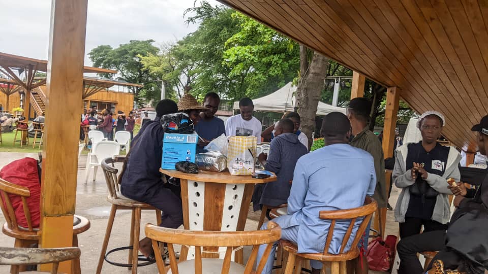 Avez-vous remarqué le chapeau de paille sur la photo ?