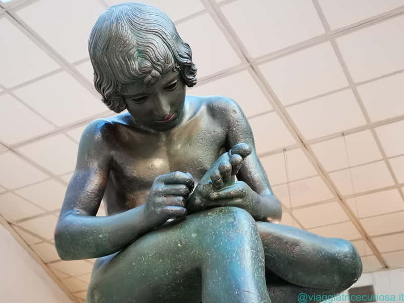 La statua bronzea dello Spinario raffigura un giovinetto seduto, con le gambe accavallate, intento a togliere una spina dalla pianta del piede: risalente probabilmente al I secolo a.C....
👉facebook.com/viaggiacuriosa…

#MuseiCapitolini #Spinario #Roma