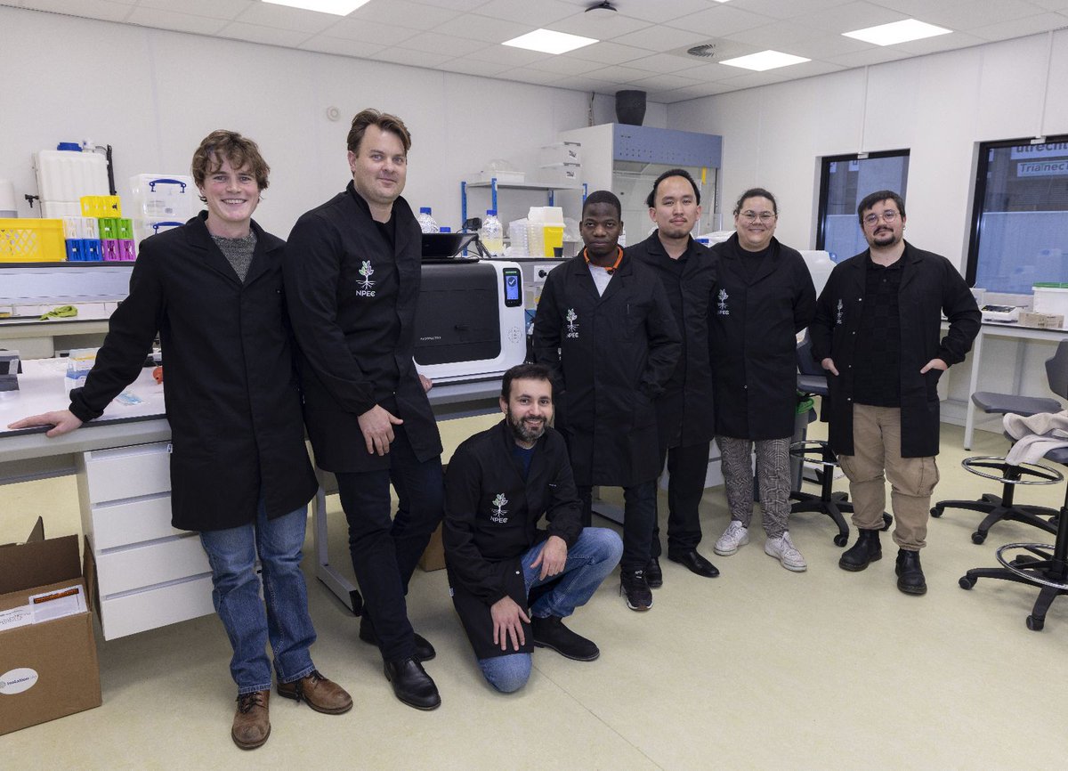 IsolationBio's tweet image. We are so thrilled about our first European Prospector® installation at Dr. Roeland Berendsen's lab at Utrecht University, Netherlands. Dr. Berendsen's research focuses on how crop plants can use microbes to repel diseases. 
Learn more at uu.nl/staff/RLBerend…
#microbiome