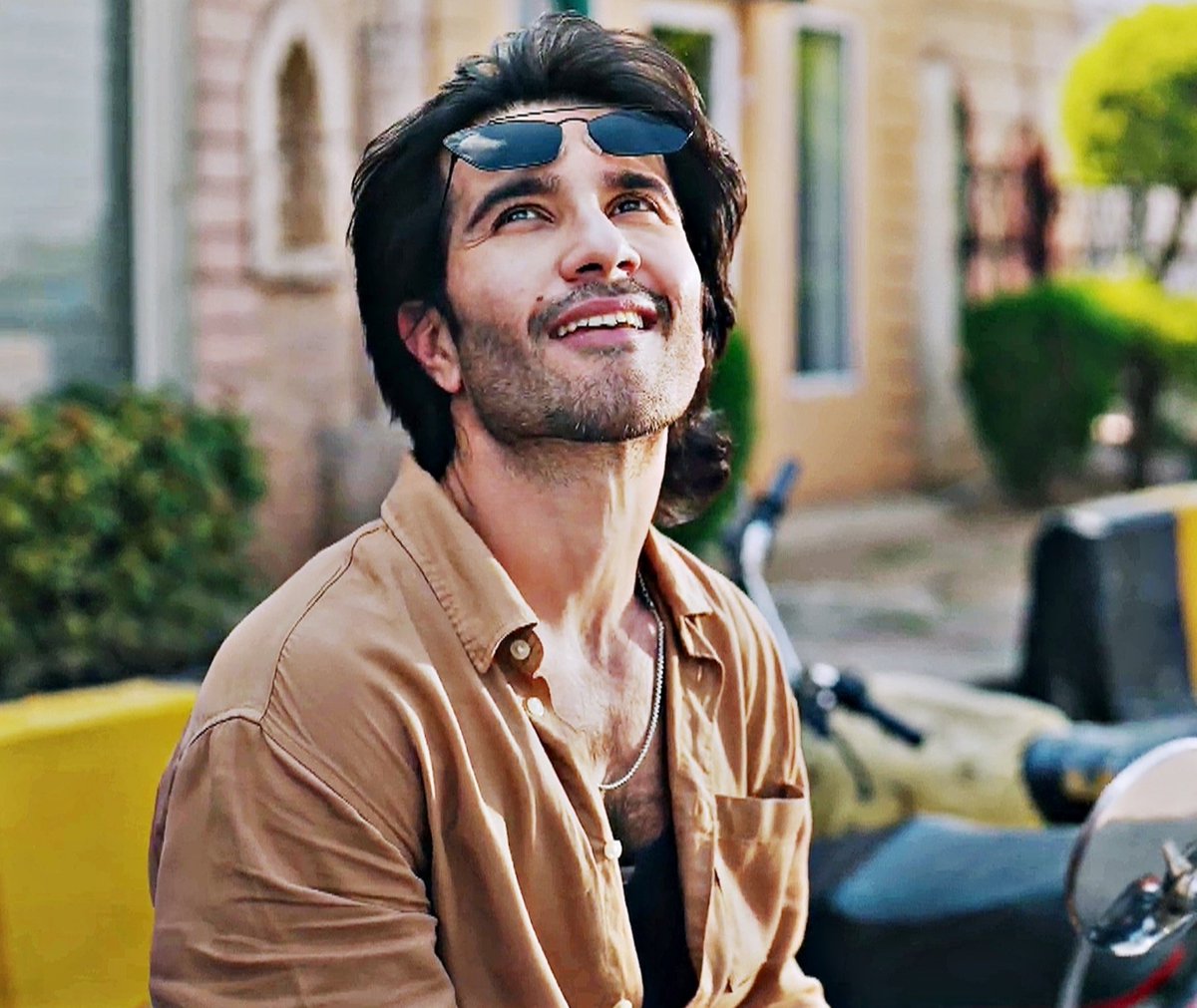 wreck_hearts's tweet photo. probably my favourite bit from the whole episode! Seeing that smile after such heartwrenching episodes was all the relief I needed! He deserves to be happy!🤧

&amp; how cute my Fero's looking💖

#FerozeKhan #AkharaOnGREENTV #DilSher https://t.co/vtoh3GOG8O