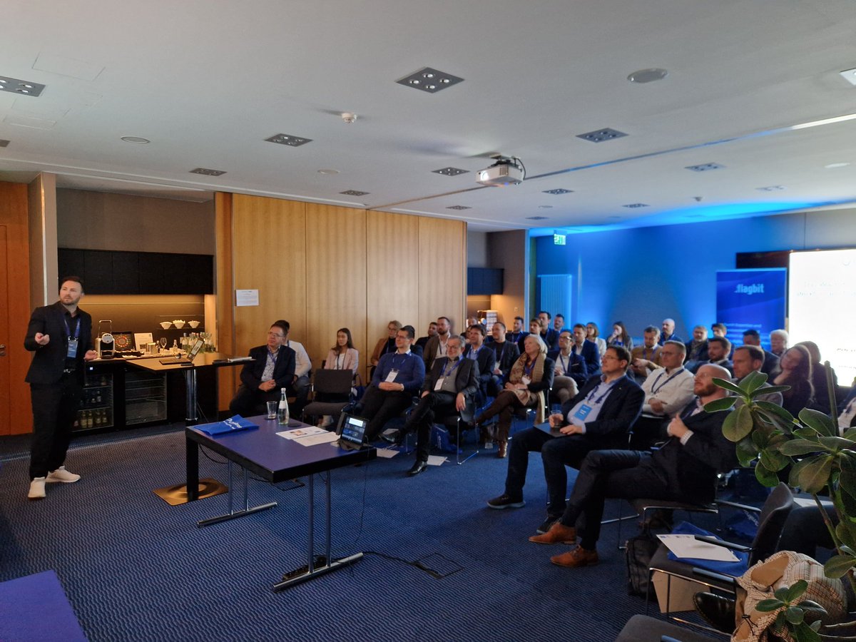 _chris_bauer's tweet photo. Und weiter geht's mit Klaus @kallenbrunnen, der direkt in die Chancen der Anwendungen von KI einsteigt #ai #ki #ecommka https://t.co/7qjyPiQ6XE
