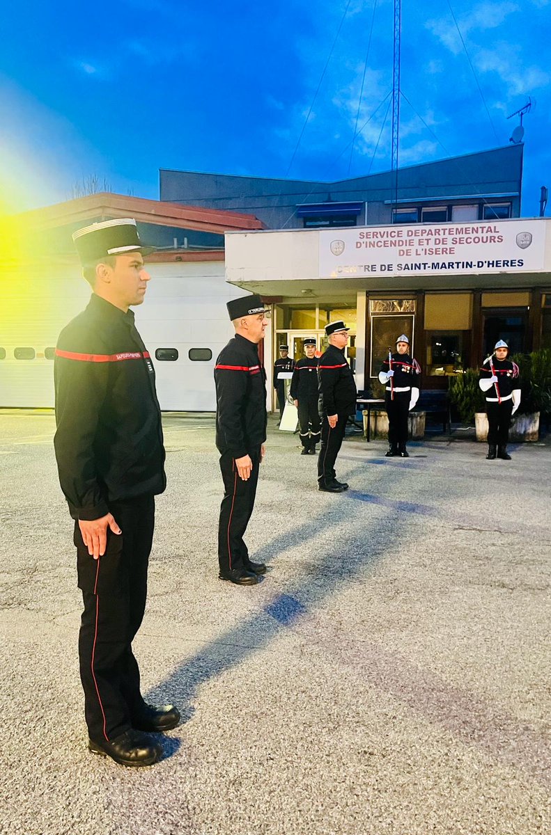 sdis38's tweet photo. ℹ️ Ce soir, passation de commandement de St-Martin-d’Hères, entre le cdt Audouin et le cdt Chérèque, sous l’autorité du cgl @jPetitpoisson, chef de corps, en présence d'@AnneGerin38 , PCASDIS; M. Veyret, VP GAM; D. Queiros, maire SMH; P. Cardin, maire Meylan; cne Tambuzzo, PUDSP. https://t.co/ljMxPigdep