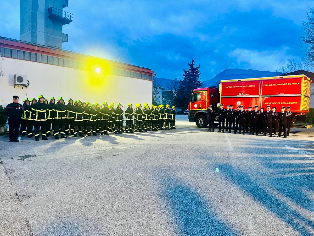 sdis38's tweet photo. ℹ️ Ce soir, passation de commandement de St-Martin-d’Hères, entre le cdt Audouin et le cdt Chérèque, sous l’autorité du cgl @jPetitpoisson, chef de corps, en présence d'@AnneGerin38 , PCASDIS; M. Veyret, VP GAM; D. Queiros, maire SMH; P. Cardin, maire Meylan; cne Tambuzzo, PUDSP. https://t.co/ljMxPigdep