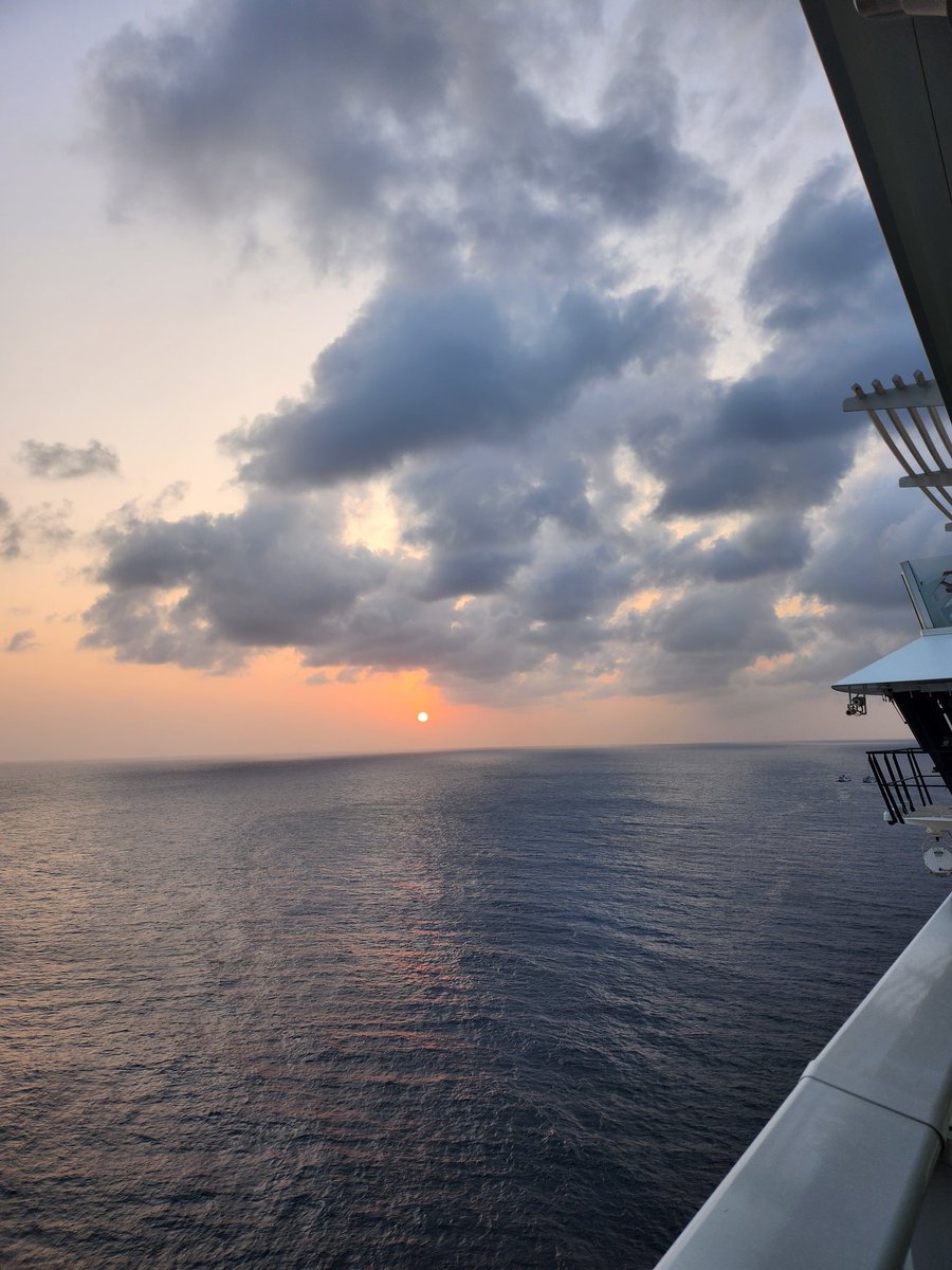 Sailing into another sunset 🤩