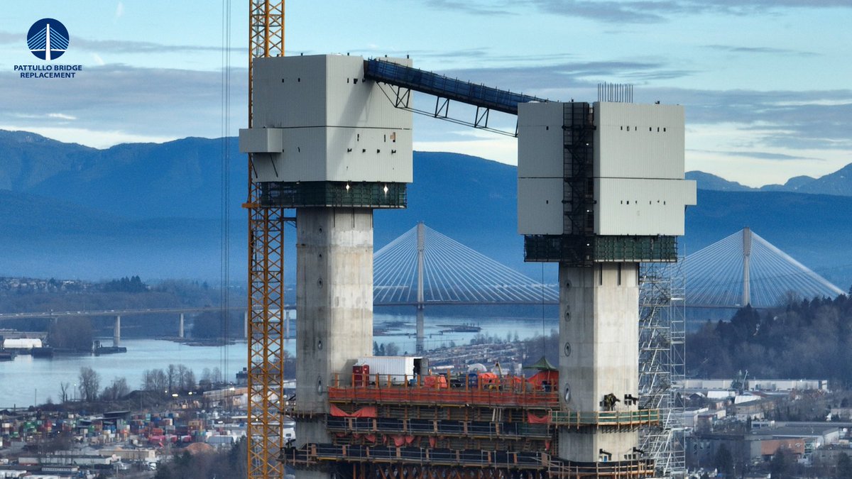 Here’s a close-up of the main bridge tower’s construction. In this photo, 27 out of 33 segments of the tower have been completed! 
 
Upper crossbeam construction can also be seen at the bottom of the photo.